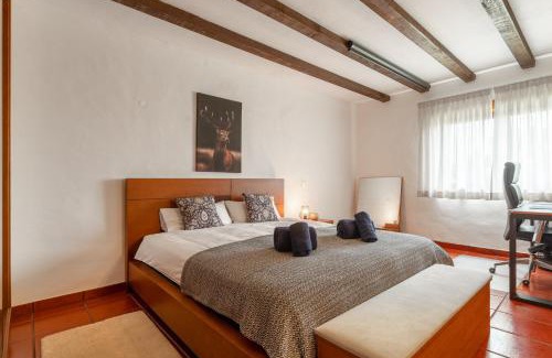 Usseira Villa | Villa Junceira: Oceanfront Escape with High Guest Ratings