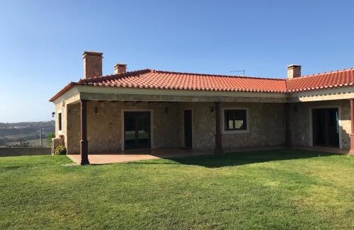 Usseira Villa | Villa Junceira: Oceanfront Escape with High Guest Ratings