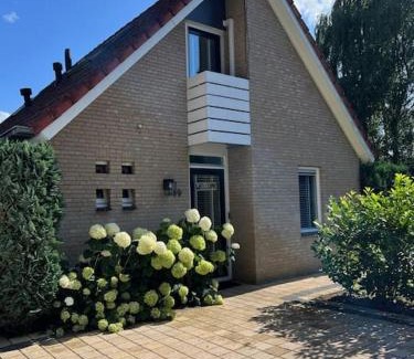 Wijchen House | Discover Villa June Rosy: Family-Friendly with Pool Access
