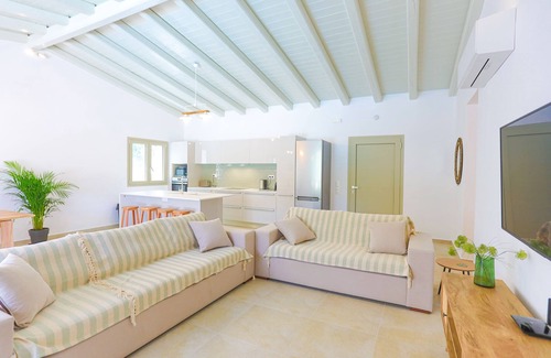 Petaleia Villa | Villa Jupeter: Private Pool Retreat Steps from the Sea