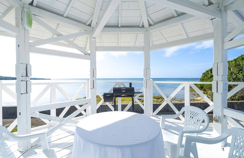 Gushiken House | Elegant Villa Kanutan: Pet-Friendly with Pool & Breakfast