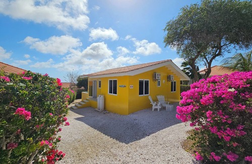 Fontein House | Villa Karawara with private pool and lovely peaceful garden!