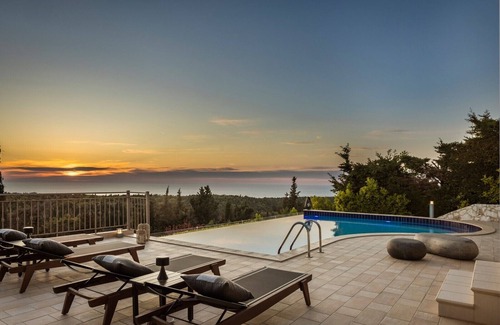 Antipata House | Villa Karmaniolos: Family-Friendly Oasis with Pool & Breakfast
