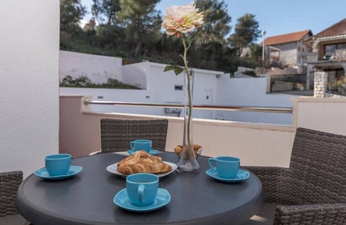 Trogir Apartment | Villa Kate: Modern Apartment Near Airport with Pool & Breakfast
