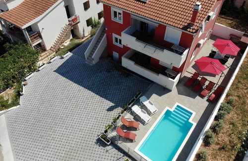 Trogir Apartment | Villa Kate: Modern Apartment Near Airport with Pool & Breakfast