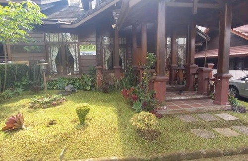 Cipanas Villa | Pet and Child Friendly Villa Kayu Green Apple Retreat