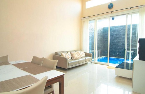Oro Oro Ombo Villa | Villa Kedondong: Private Pool Retreat with Rooftop Oasis