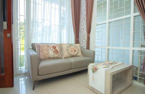 Oro Oro Ombo Villa | Villa Kedondong: Private Pool Retreat with Rooftop Oasis