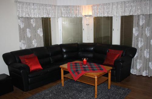 Rovaniemi House | Guest Rated 10/10 at Kemihaara with Inviting Hot Tub