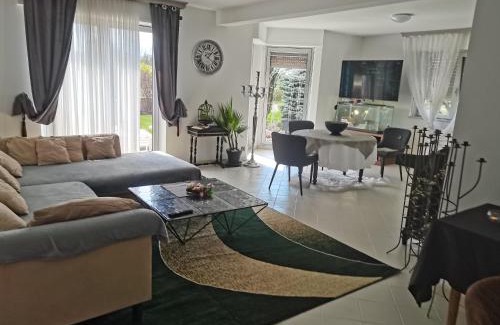 Selestat House | Villa Kerangoues Gîte: Child-Friendly Retreat with 9.6 Rating