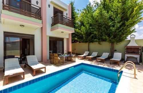 Loutra House | Villa Kerkis: Relax by the Pool, 10 Min to Beach