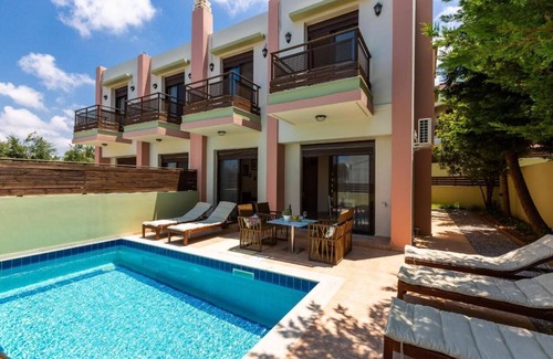 Loutra House | Villa Kerkis: Relax by the Pool, 10 Min to Beach