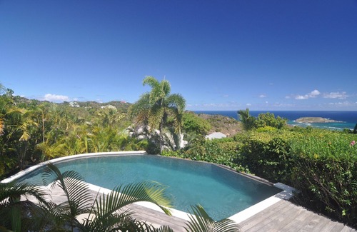 Vitet Villa | Villa Kermao: Premier Stay with Pool & Spa Amenities