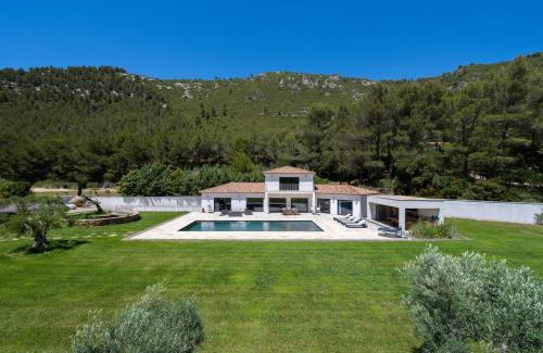Cuges-les-Pins Villa | Villa Koï Castellet: Pool, Spa & Cinema with 10/10 Rating