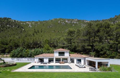Cuges-les-Pins Villa | Villa Koï Castellet: Pool, Spa & Cinema with 10/10 Rating