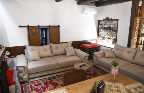 Berat Villa | Unforgettable Villa Kokoshi: Guest Rated 10/10 & Family Friendly