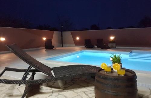 Valbandon House | Villa Komel: Oceanfront Haven with Pool & High Guest Rating