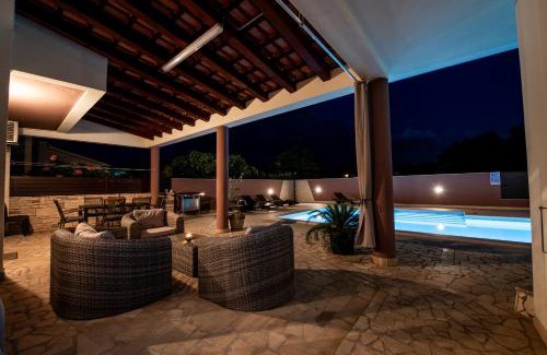 Valbandon House | Villa Komel: Oceanfront Haven with Pool & High Guest Rating