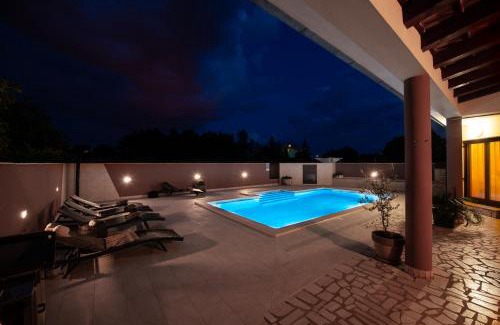 Valbandon House | Villa Komel: Oceanfront Haven with Pool & High Guest Rating