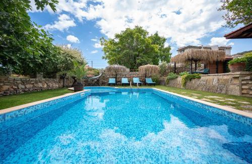 Balchik Villa | Relaxing Villa Komitata with Pool and Jacuzzi, Rated 9.9