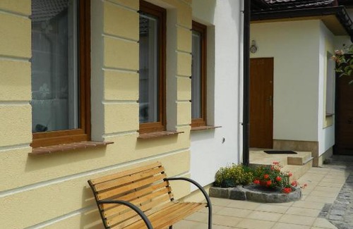 Orlinki Apartment | Discover Villa Kwiatowa: Pet-Friendly with Ocean Views