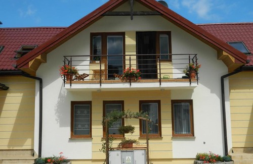Orlinki Apartment | Discover Villa Kwiatowa: Pet-Friendly with Ocean Views