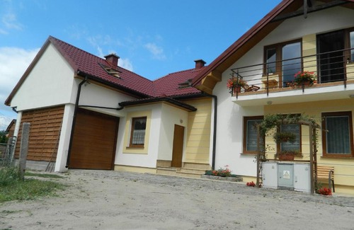 Orlinki Apartment | Discover Villa Kwiatowa: Pet-Friendly with Ocean Views