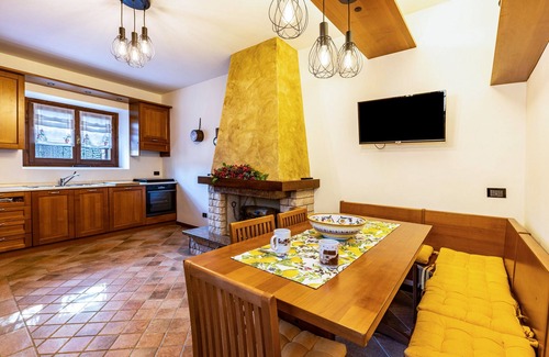 Lugana Villa | Villa "L'antica Lugana" with Lake View & Pet-Friendly Amenities