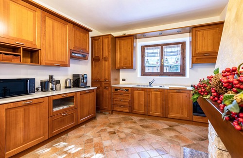 Lugana Villa | Villa "L'antica Lugana" with Lake View & Pet-Friendly Amenities