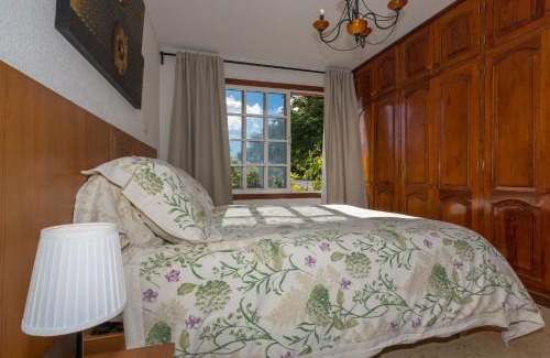 Valsequillo de Gran Canaria House | Elegant Villa Los Almendros: Poolside Family Retreat