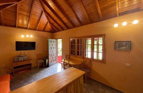 Lomito Fragoso y Honduras Villa | Oceanfront Villa Lomo Fragoso with Pool & Family Amenities