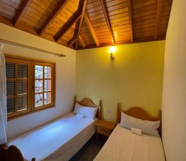 Lomito Fragoso y Honduras Villa | Oceanfront Villa Lomo Fragoso with Pool & Family Amenities