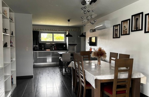 Linxe House | Serene Villa Retreat Steps from the Sea with Top Amenities