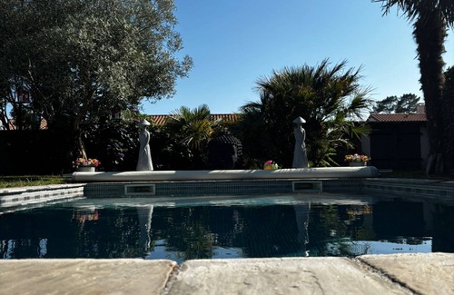 Linxe House | Serene Villa Retreat Steps from the Sea with Top Amenities