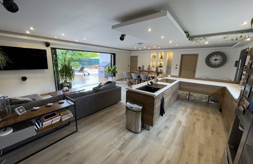 Cuges-les-Pins Villa | Villa L'olivier: Ocean View with Private Pool & Breakfast