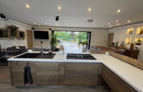 Cuges-les-Pins Villa | Villa L'olivier: Ocean View with Private Pool & Breakfast