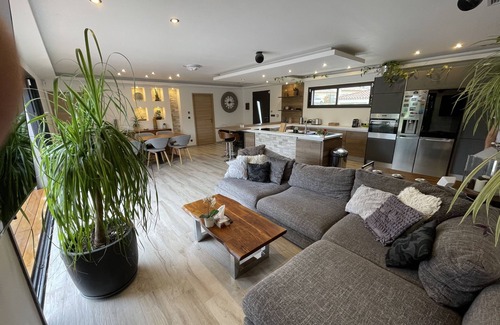 Cuges-les-Pins Villa | Villa L'olivier: Ocean View with Private Pool & Breakfast