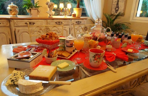 Chailly-en-Biere Bed & Breakfast | Oceanfront Villa La Clef Des Champs with Pool & Dining