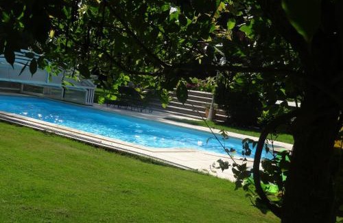 Chailly-en-Biere Bed & Breakfast | Oceanfront Villa La Clef Des Champs with Pool & Dining