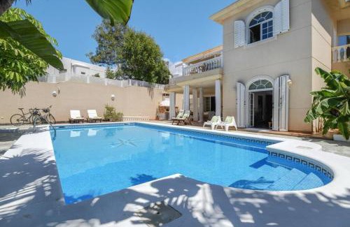 Playa del Cable Apartment | Villa La Concha Beachfront: Pet-Friendly with Heated Pool