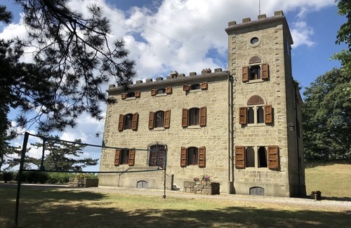 Villa Dogana Villa | Villa La Dogana: Idyllic Castle Retreat in Florence