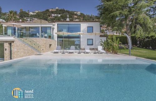 Calonge Villa | Elegant Villa La Dolça Calonge with Oceanfront Pool