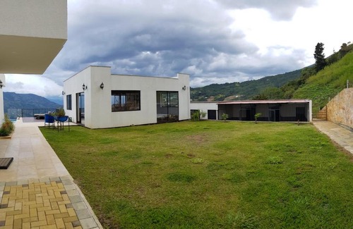 Copacabana Villa | Villa La Esmeralda: Family-Friendly Escape with Pool & Hot Tub