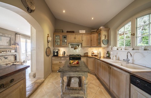 Chateauneuf-Grasse Villa | Villa La Lavande: Heated Pool & Breathtaking Sea Views