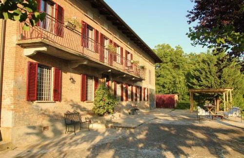 Costigliole d'Asti Villa | Villa La Mura - Poolside Retreat by the Scenic Vineyard