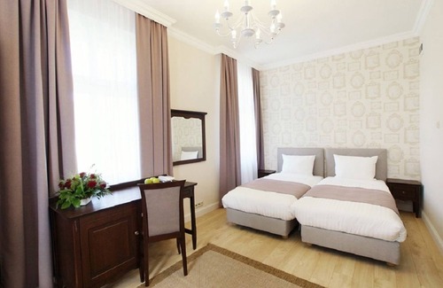 Strzegom House | Villa La Pierre: Family-Friendly Stay with Breakfast Included