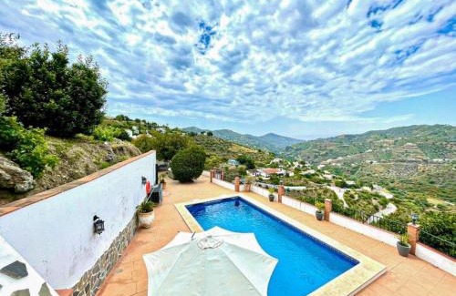 Canillas de Albaida Villa | Villa La Posada: Family-Friendly Retreat with Pool & Hot Tub