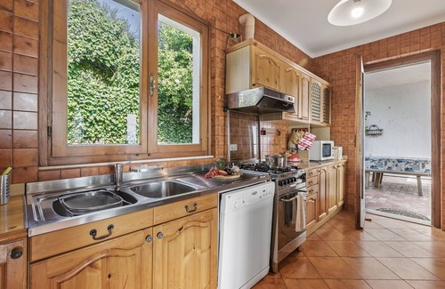 Pulciano Villa | Villa la Quercia: Scenic Lake View in Toscolano Maderno