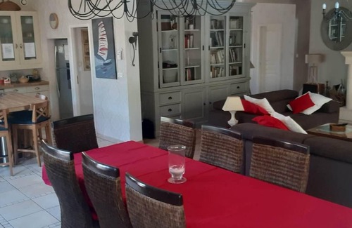 Audenge Villa | Relaxing Villa with Pool, Garden & Family-Friendly Amenities