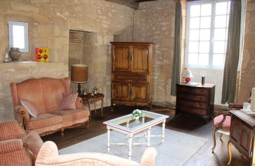 Montignac House | Villa La Roseraie: Oceanfront Retreat with Pool Access